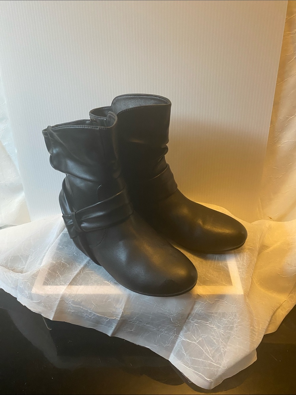 Vepose Black Leather Ankle Booties with Wrap Strap
